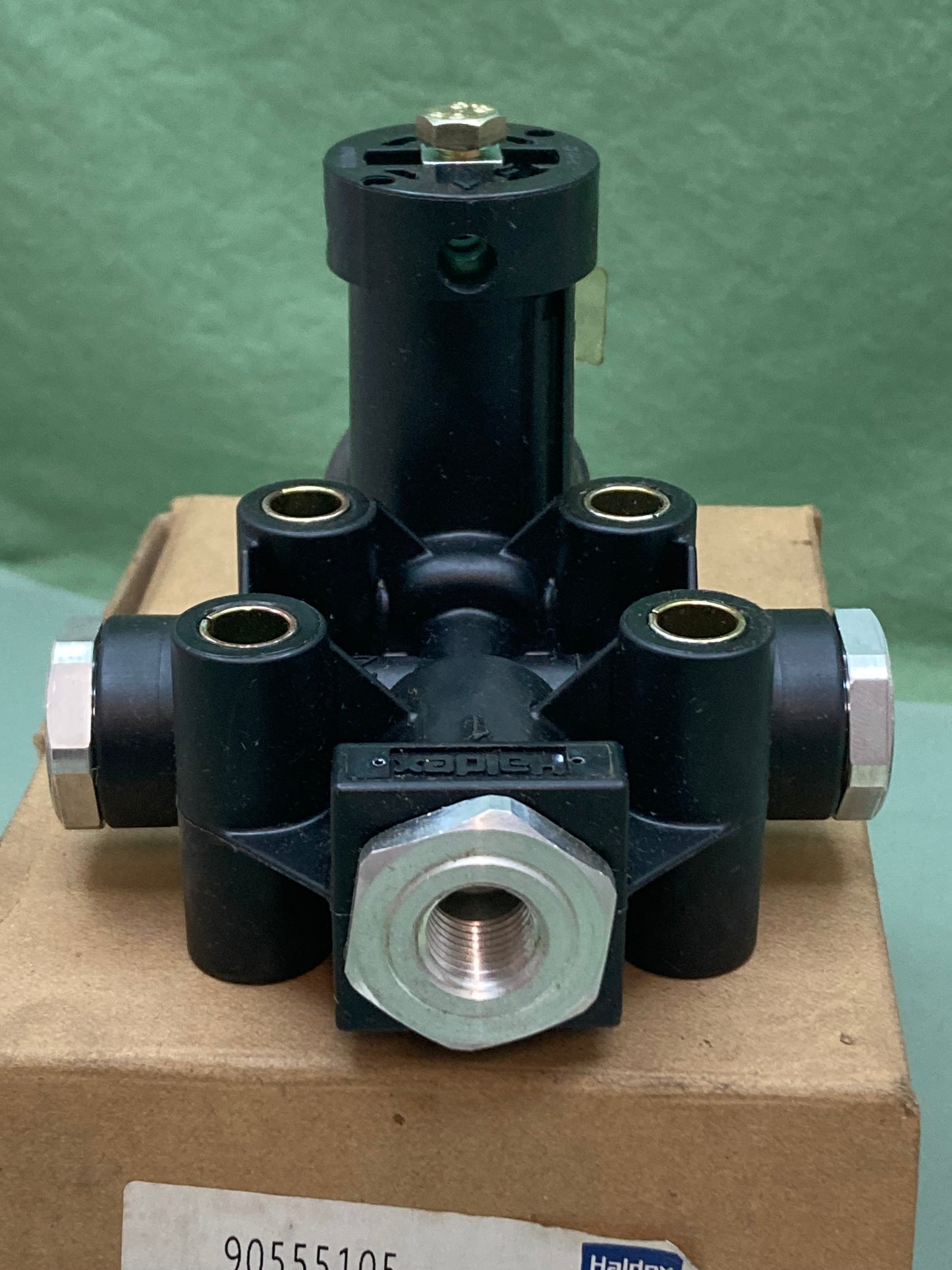 New Genuine Haldex 90555105 1/4" NPT Height Control Valve