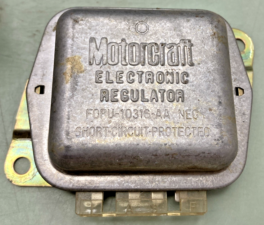 New Genuine Napa Echlin UR440 Voltage Regulator