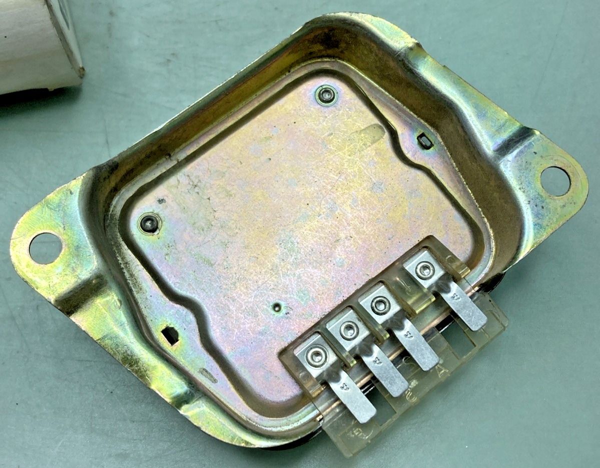 New Genuine Napa Echlin UR440 Voltage Regulator