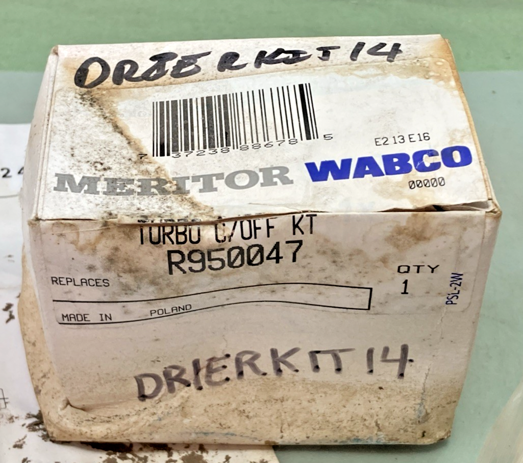 New Genuine Meritor Wabco R950047 Air Brake Dryer Valve Kit