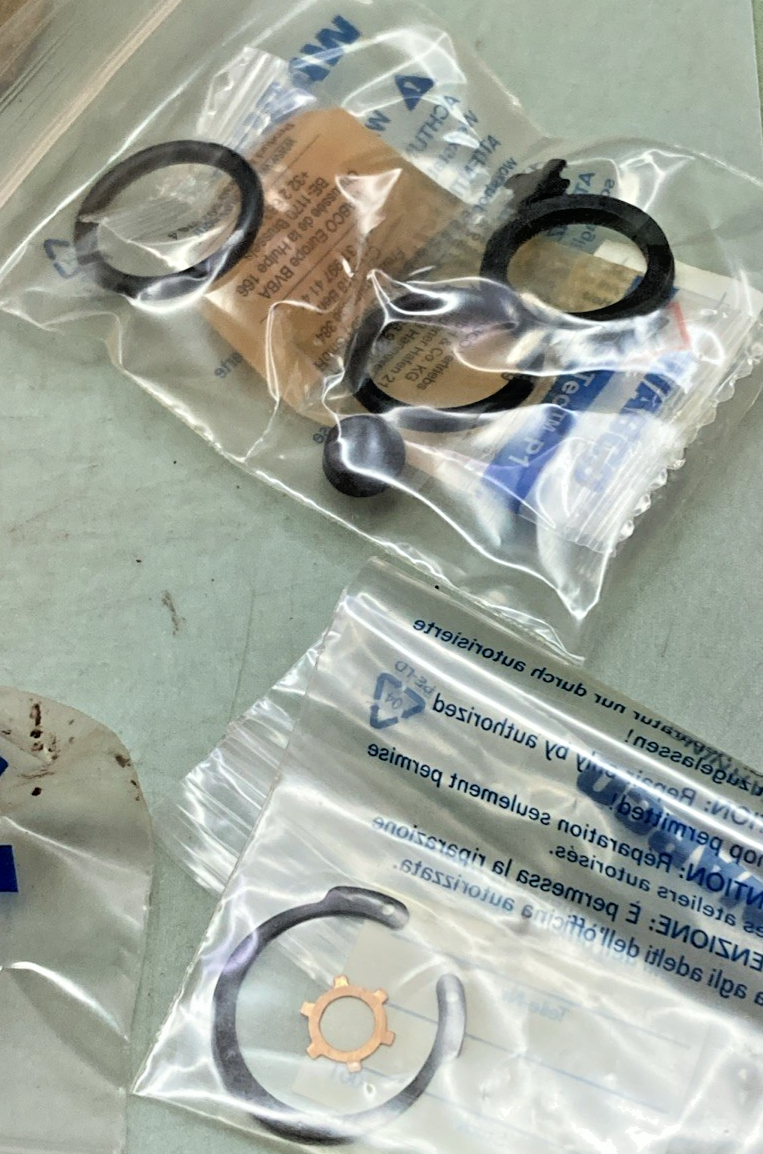 New Genuine Meritor Wabco R950047 Air Brake Dryer Valve Kit