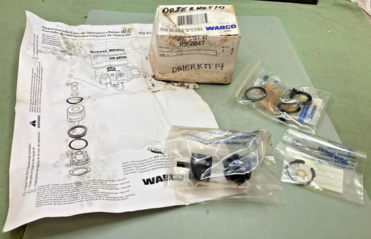New Genuine Meritor Wabco R950047 Air Brake Dryer Valve Kit