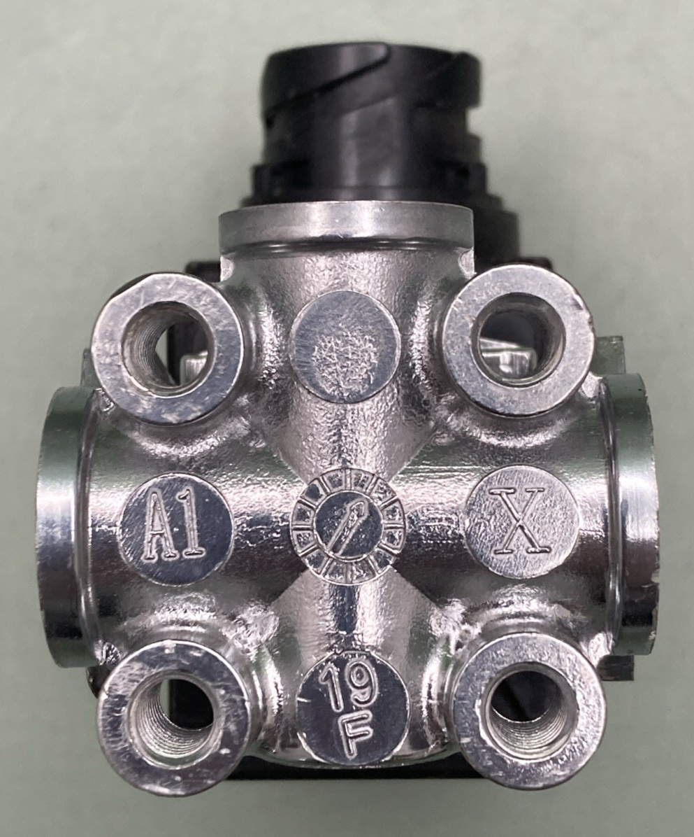 New Genuine Volvo 1078315 Solenoid Valve