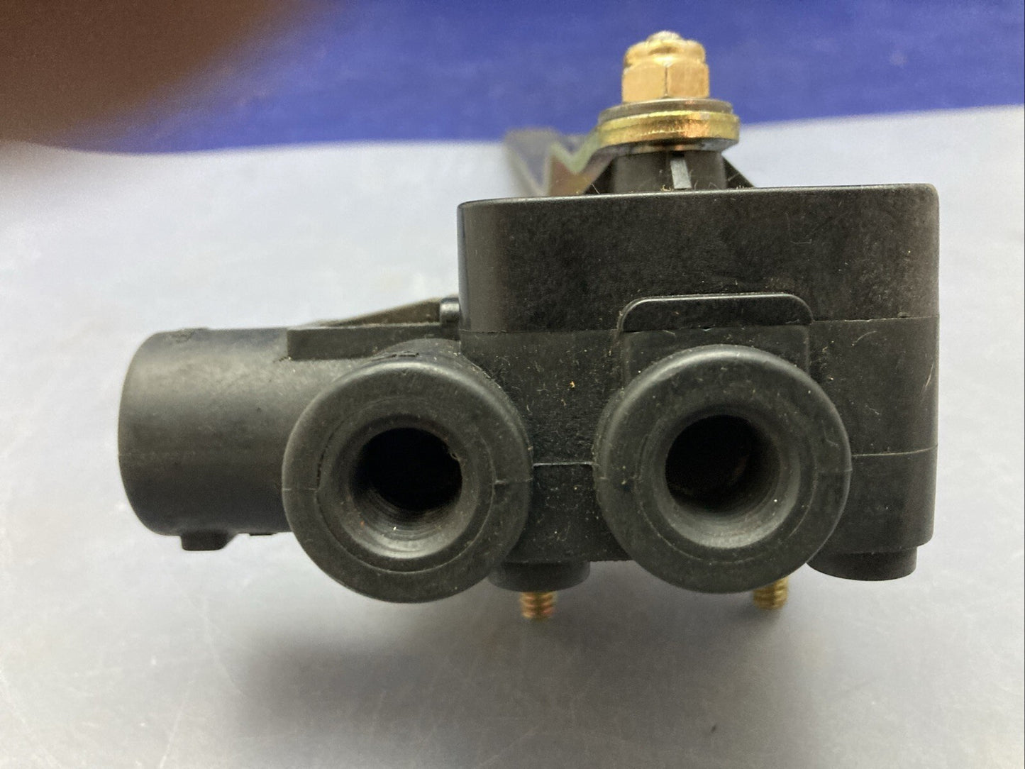 NEW GENUINE Barksdale KD2445 Height Control Leveling Valve Kenworth