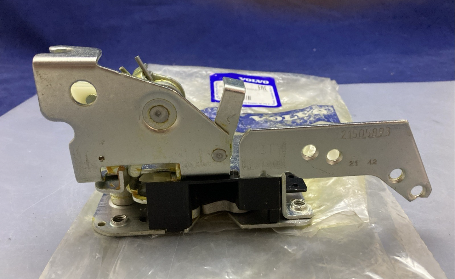 New Genuine Volvo 21505893 Door Latch