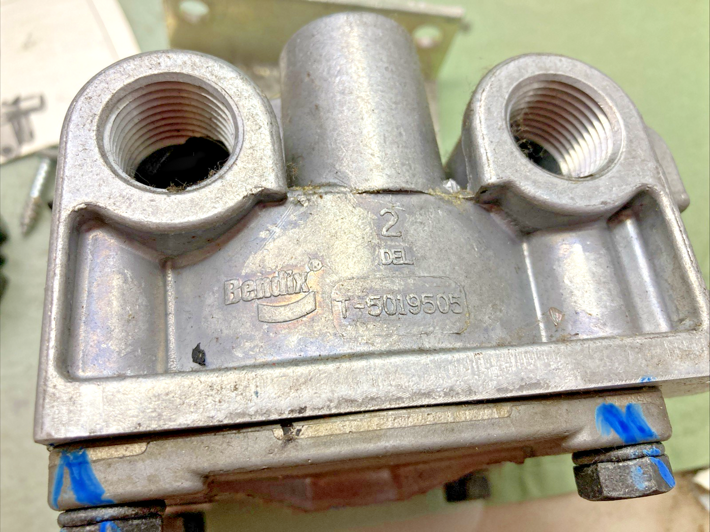 New Genuine Bendix 21103023 Relay Valve