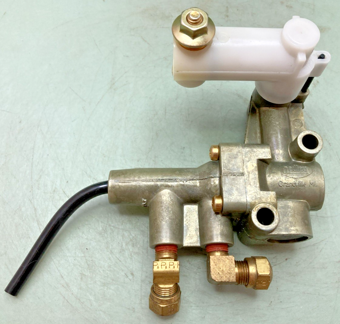 New Genuine Hadley 1301-0014 Air Leveling Valve for Kenworth