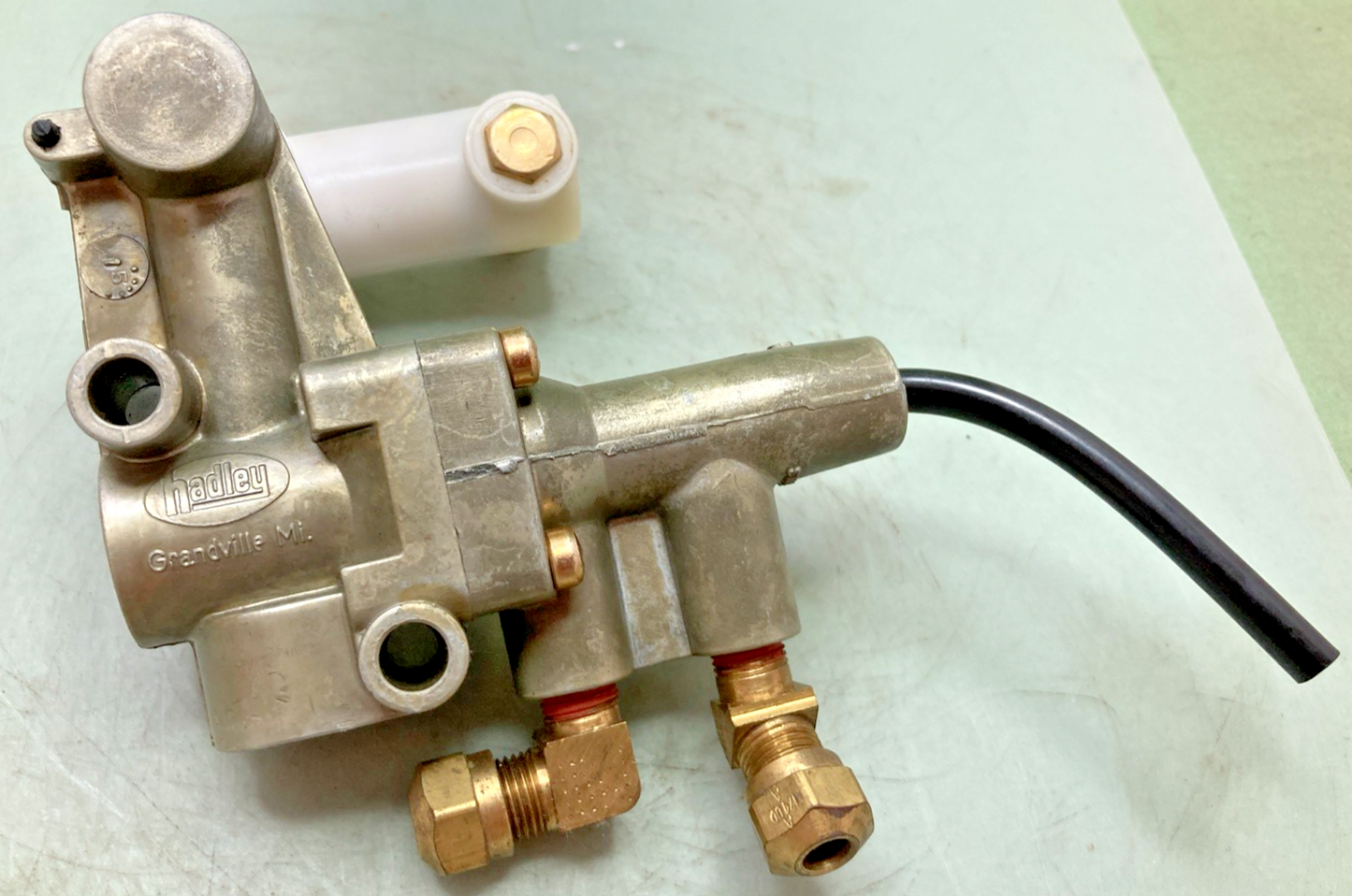 New Genuine Hadley 1301-0014 Air Leveling Valve for Kenworth