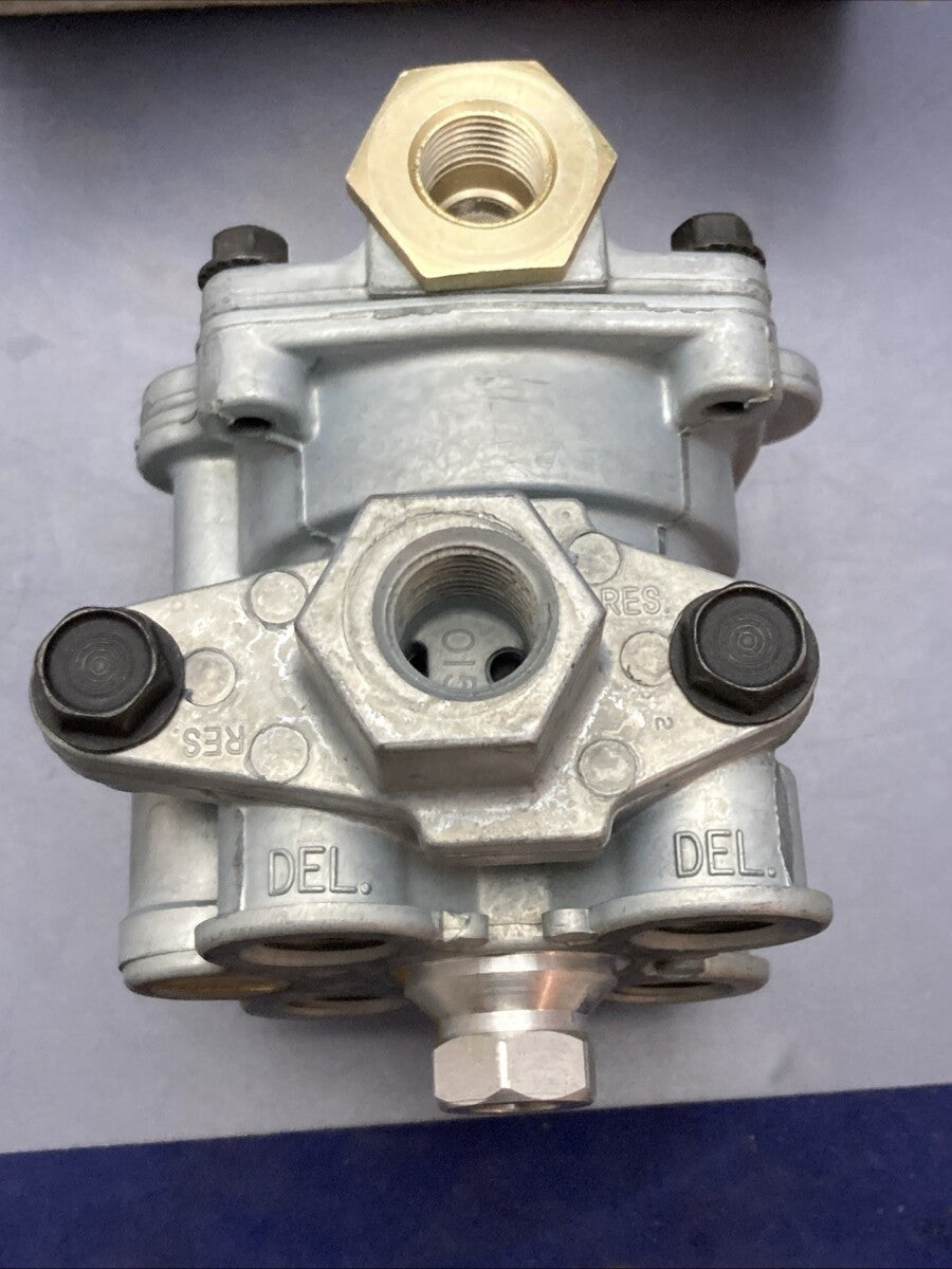 New Genuine Sealco 110171 1/2" And 3/8" Reservoir Ports Spring Brake Valve