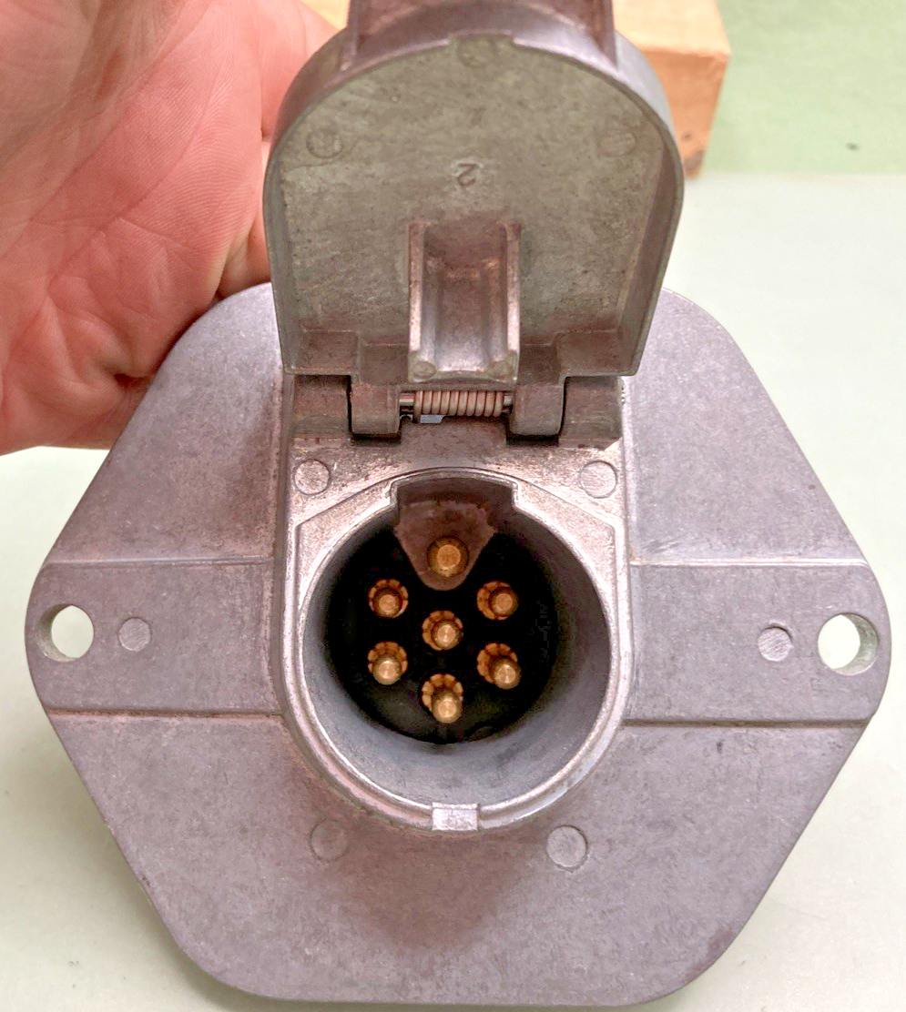 New Genuine Pollak 11720P 7-Way Connector Soc