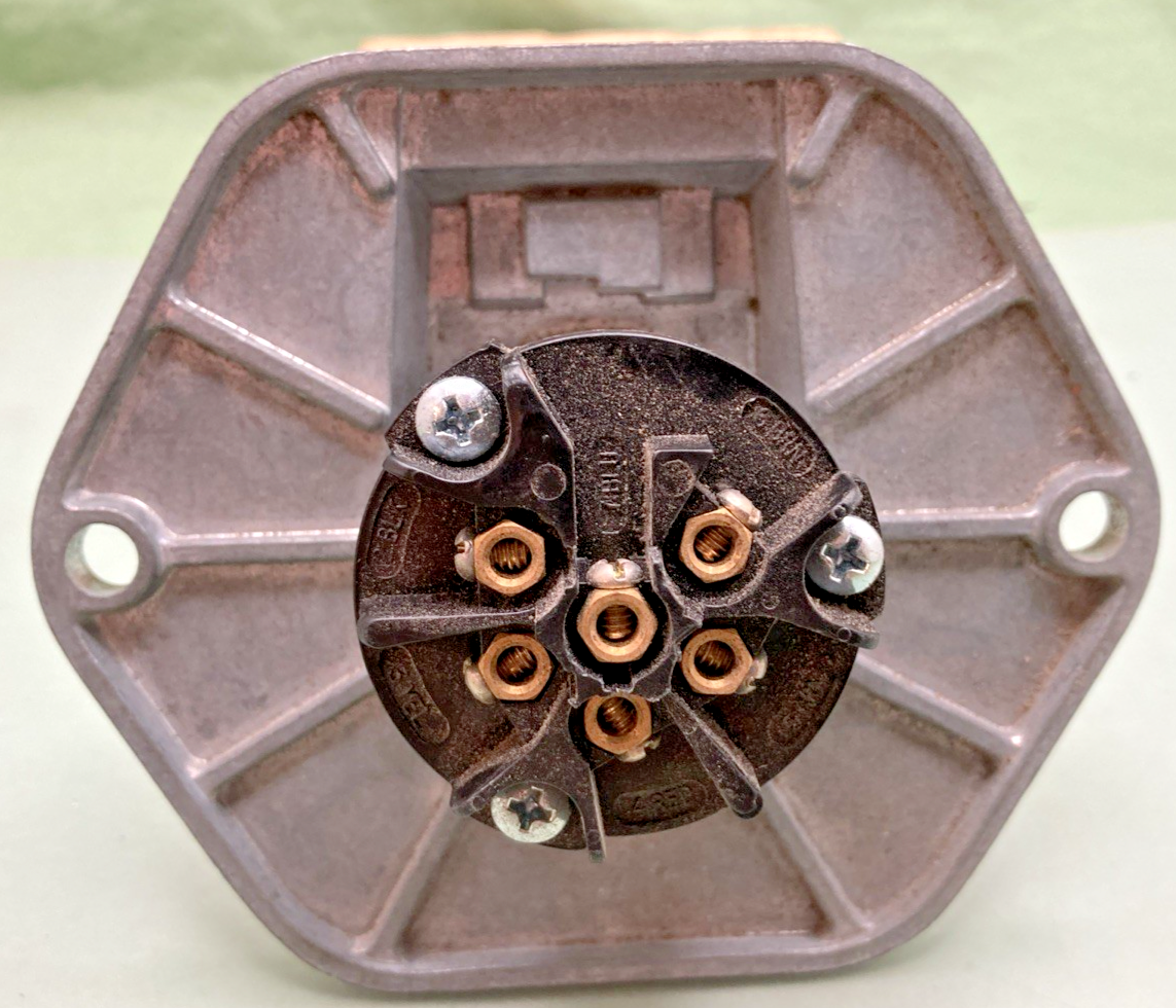 New Genuine Pollak 11720P 7-Way Connector Soc