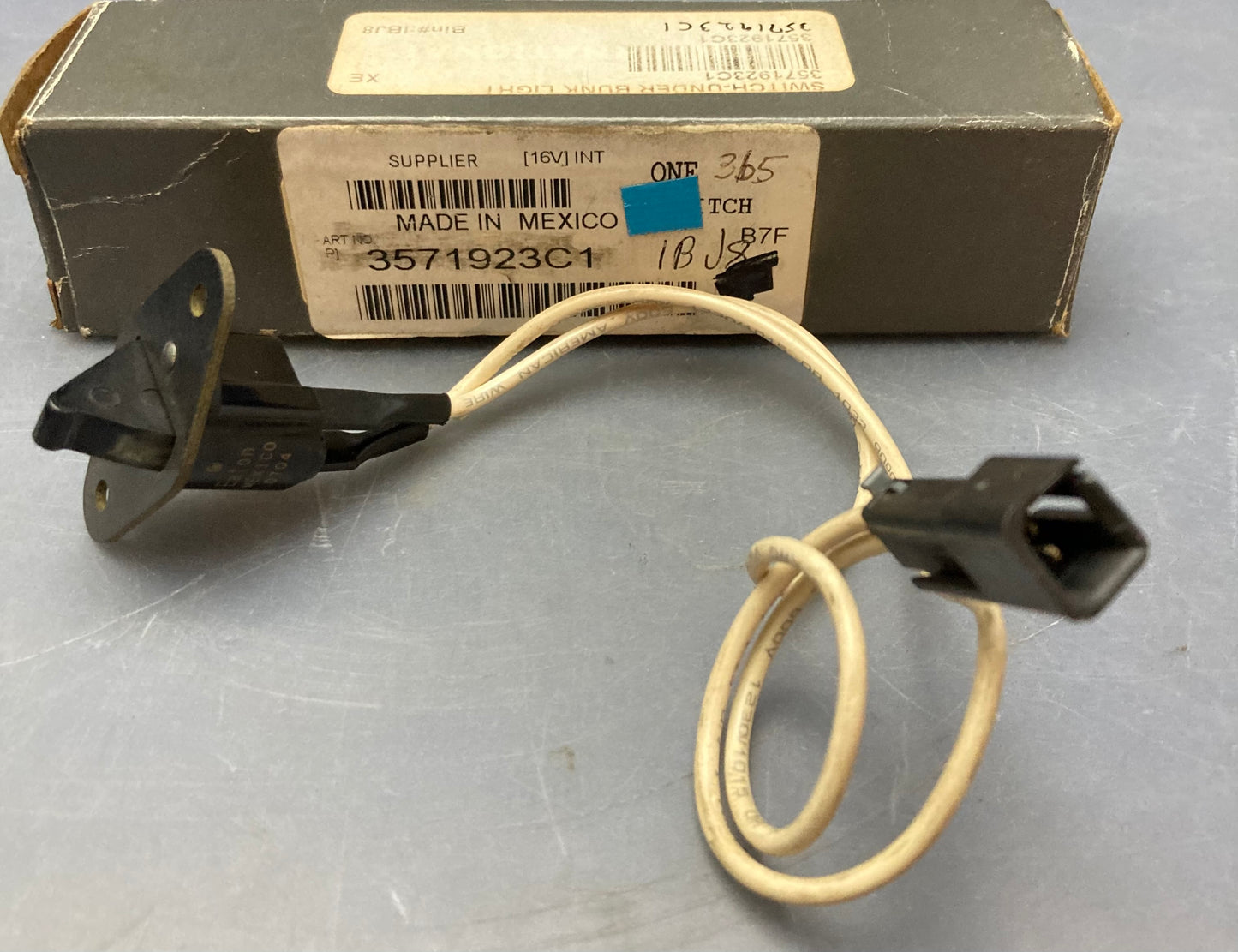 New Genuine International 3571923C1 Utility Lamp, Switch Lift Up Bunk Light