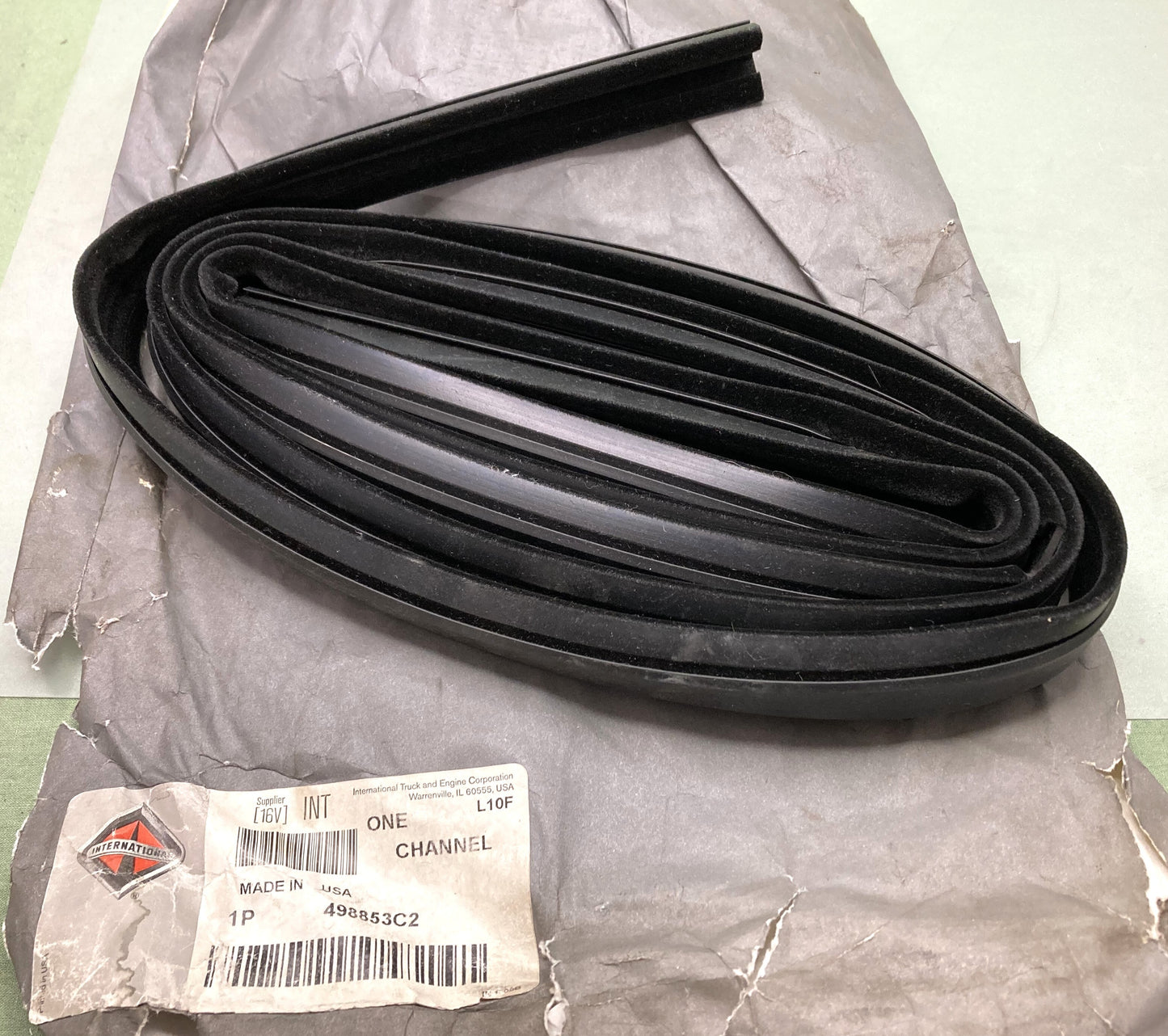 New Genuine International 498853C2 Door Window Glass Run Channel