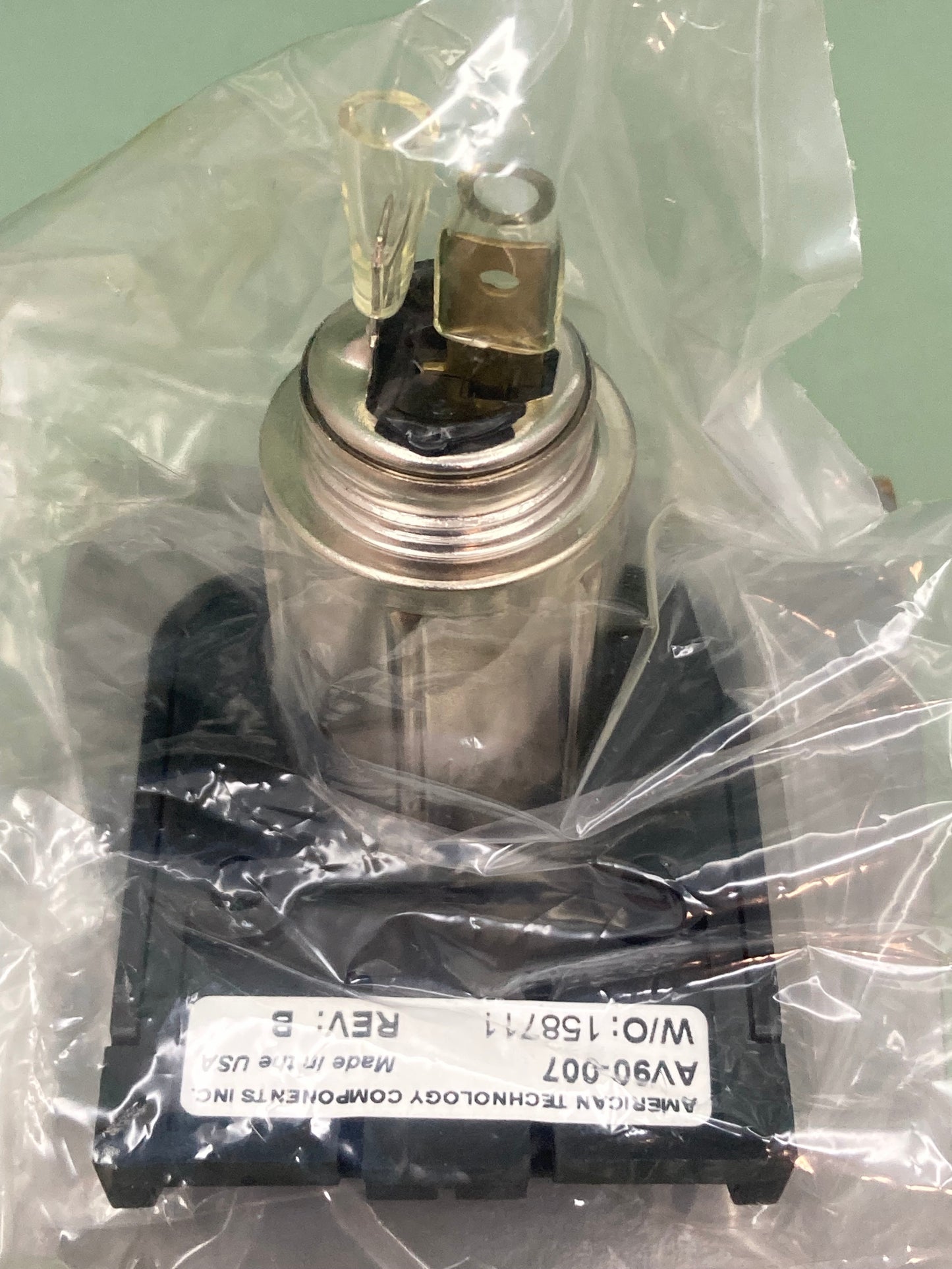 New Genuine International 3600641C1 Receptacle Socket 12 Volt Feed
