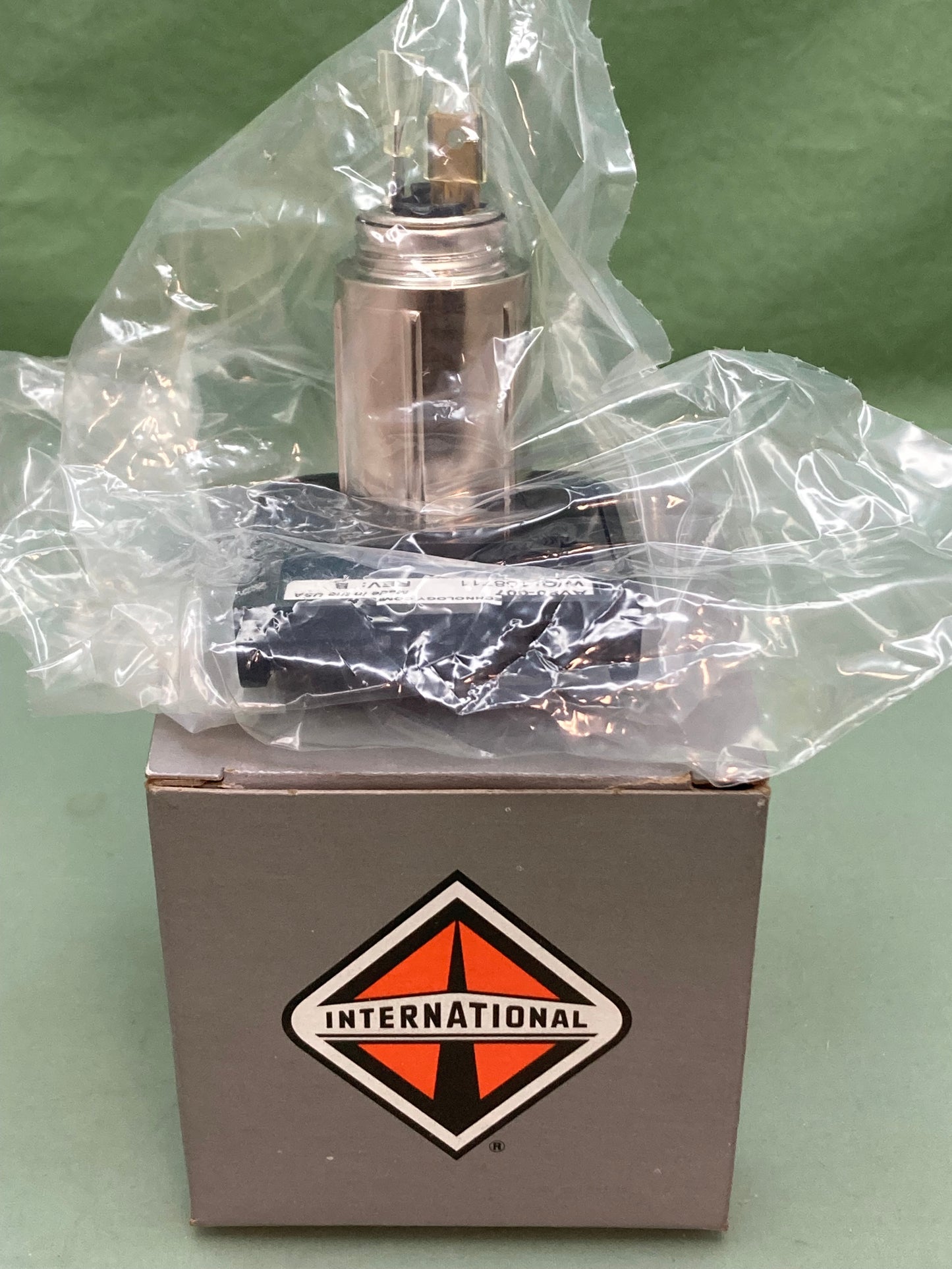 New Genuine International 3600641C1 Receptacle Socket 12 Volt Feed