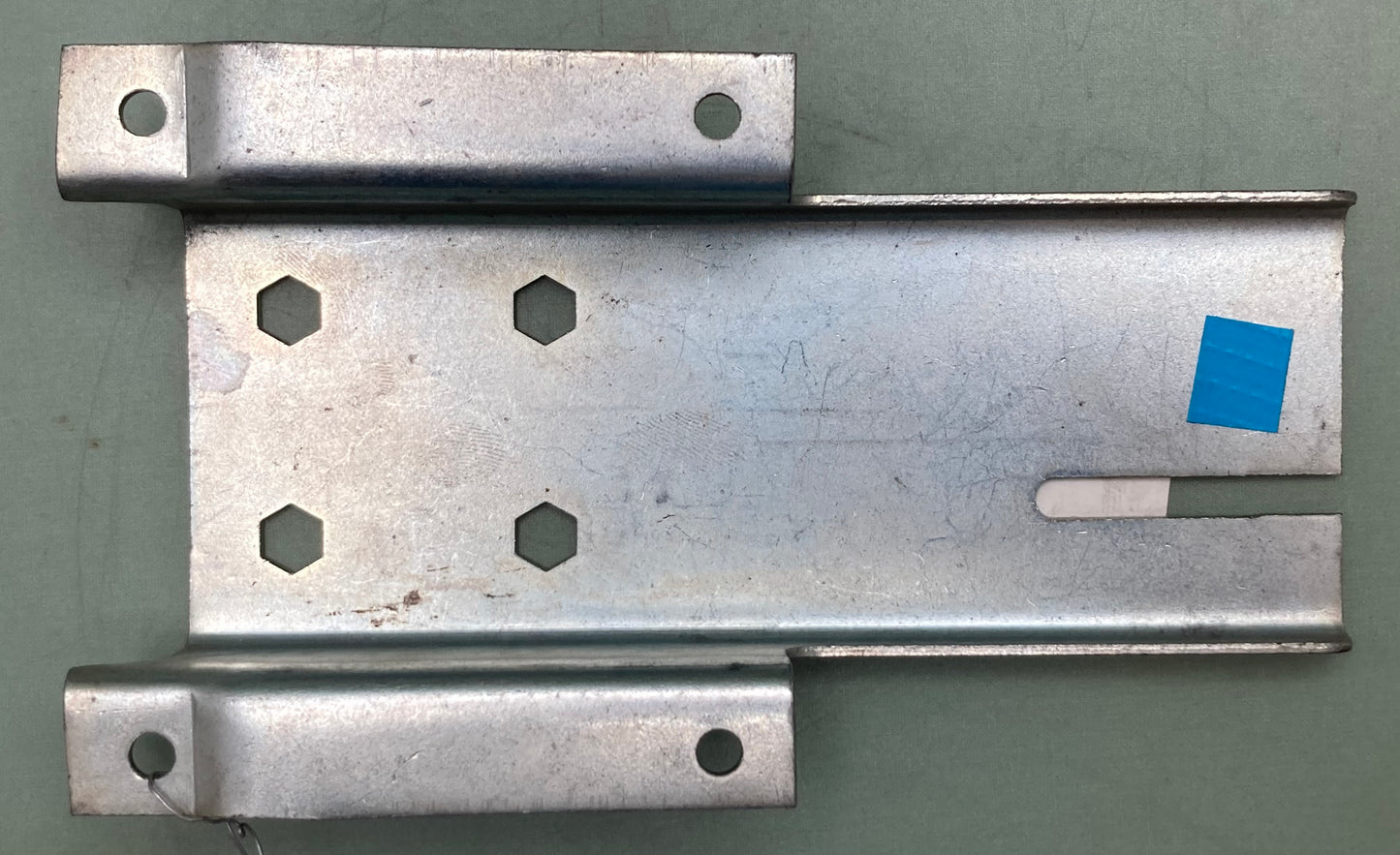 New Genuine International 3591804C1 Bracket Latch Retainer