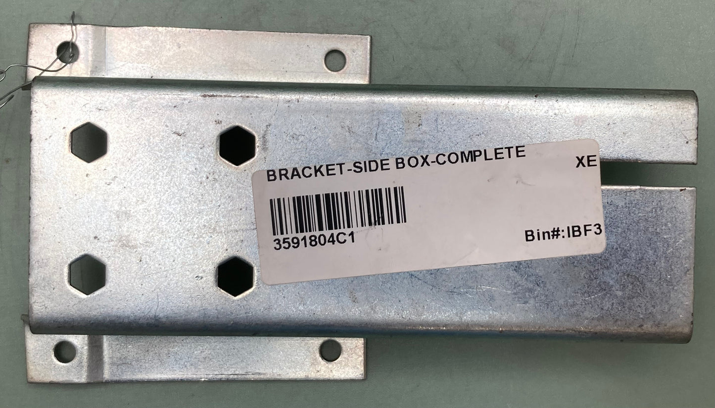 New Genuine International 3591804C1 Bracket Latch Retainer