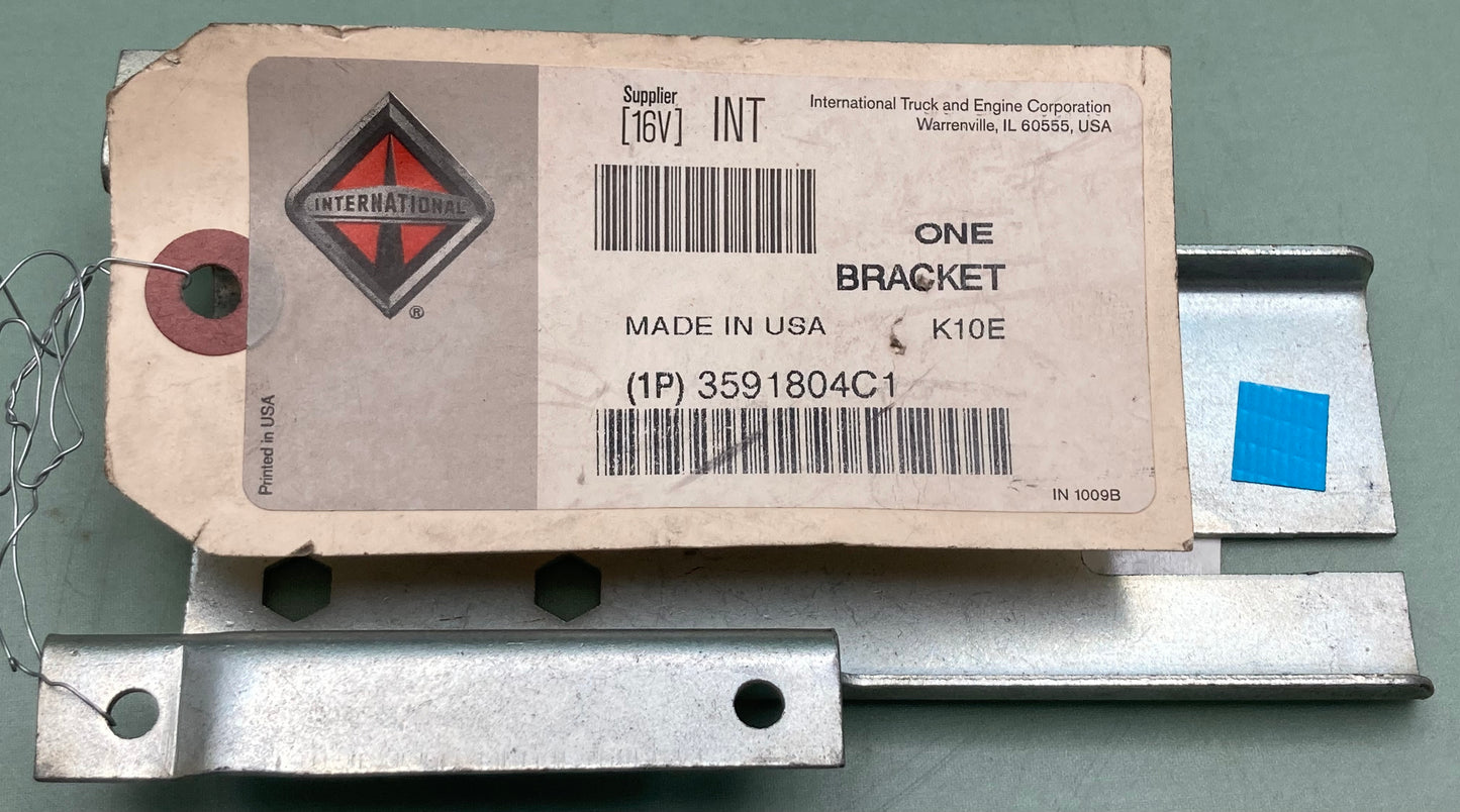 New Genuine International 3591804C1 Bracket Latch Retainer