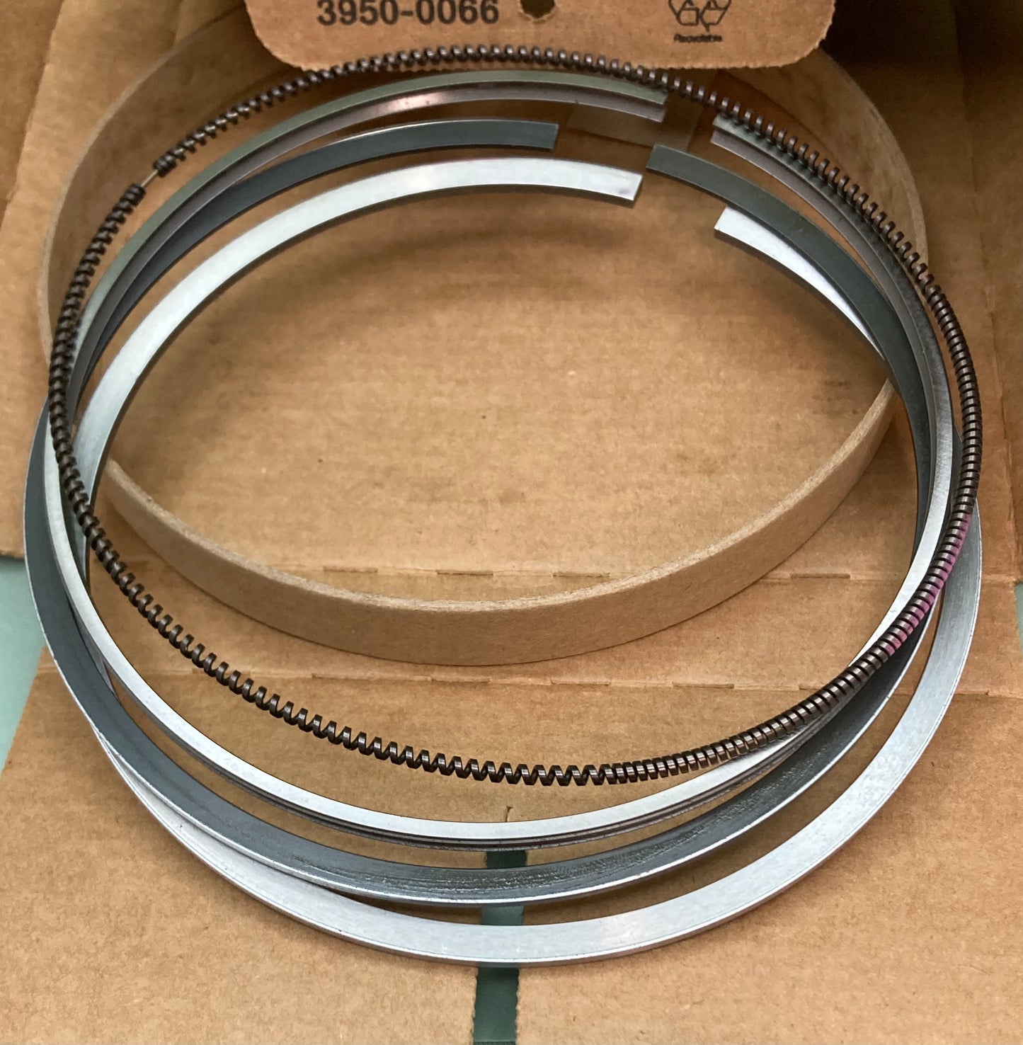 New Genuine Cummins 4089489 Piston Ring Set