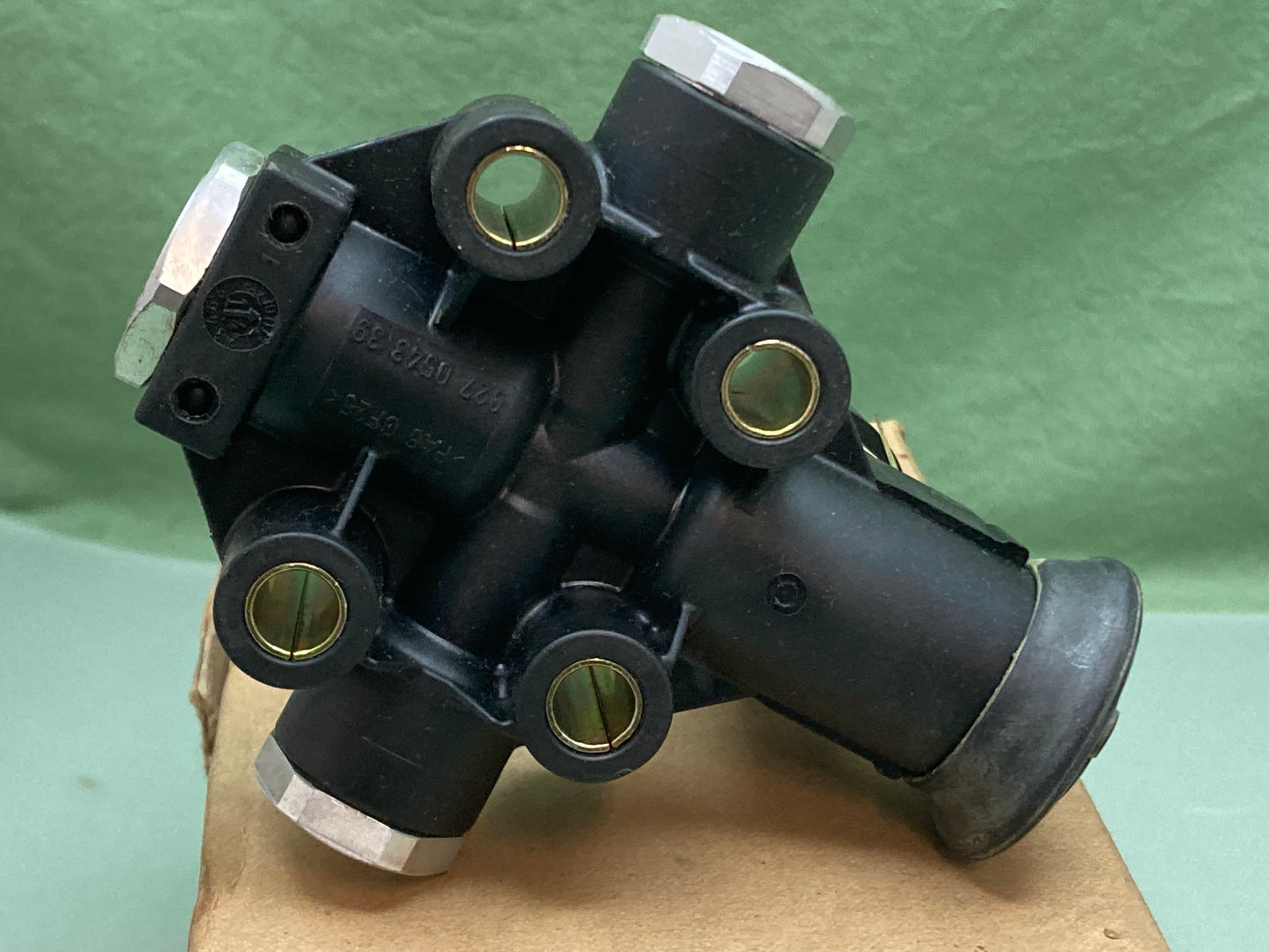 New Genuine Haldex 90555105 1/4" NPT Height Control Valve