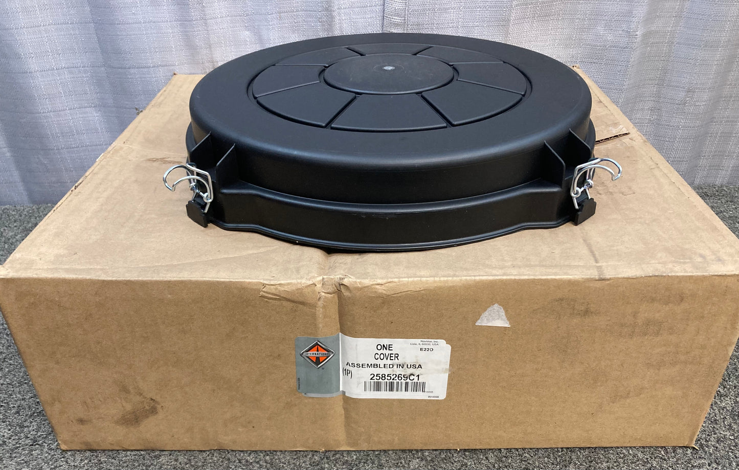 New Genuine International 2585269C1 Air Cleaner Cover, Navistar Compatible
