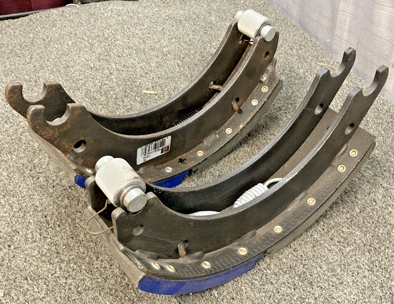 New Genuine OTR 4702Q-BLU Brake Shoe Set