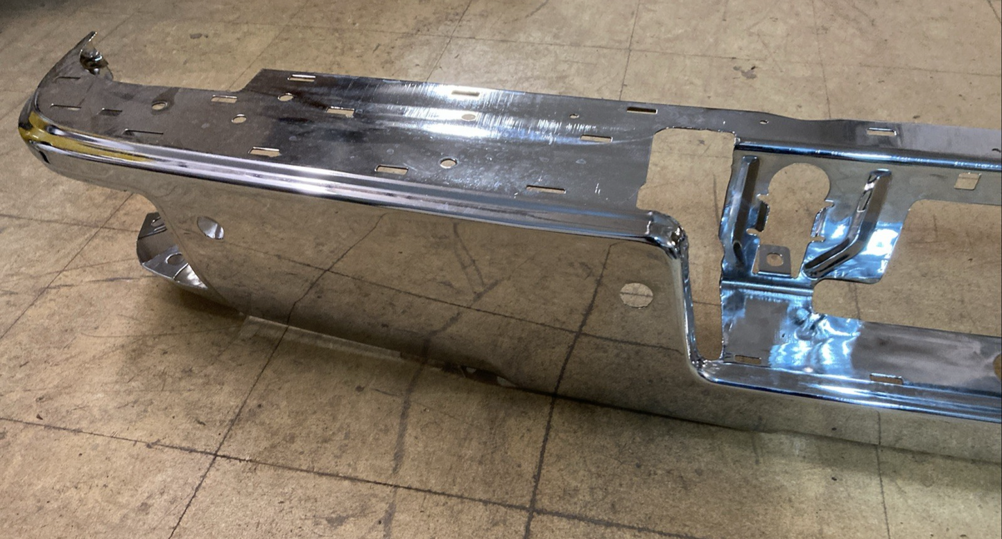 New Genuine GM GM1102557DSC Rear Step Bumper Face Bar