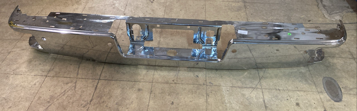 New Genuine GM GM1102557DSC Rear Step Bumper Face Bar