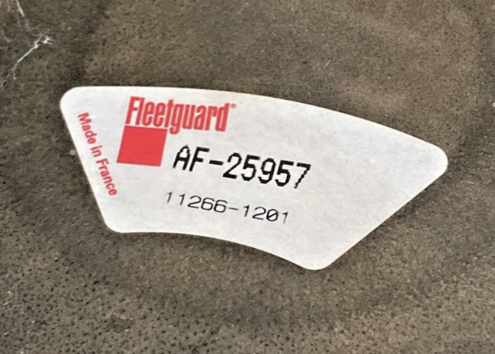 New Genuine Fleetguard AF25957 Air Filter