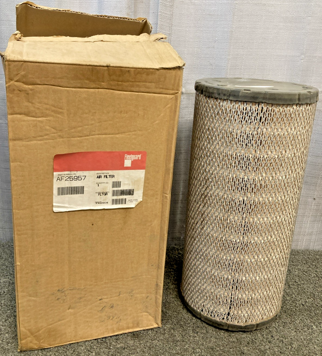 New Genuine Fleetguard AF25957 Air Filter