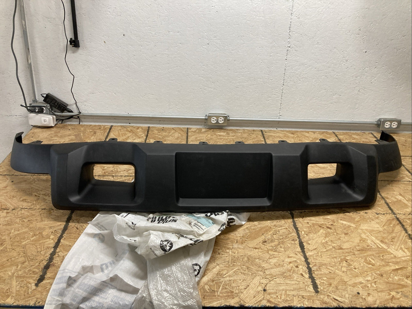 New Genuine Keystone CV0548VAK Front Bumper Lower Valance Replaces GM1092213PP