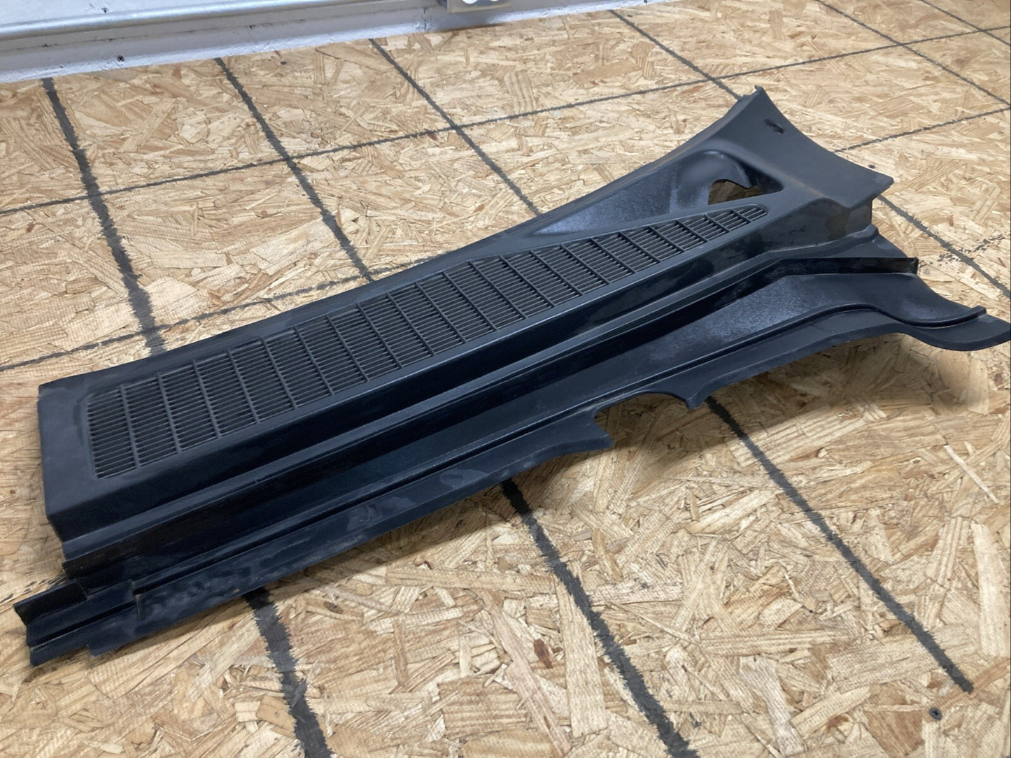 New Genuine Ford 7C34-2502223 Left Wiper Cowl