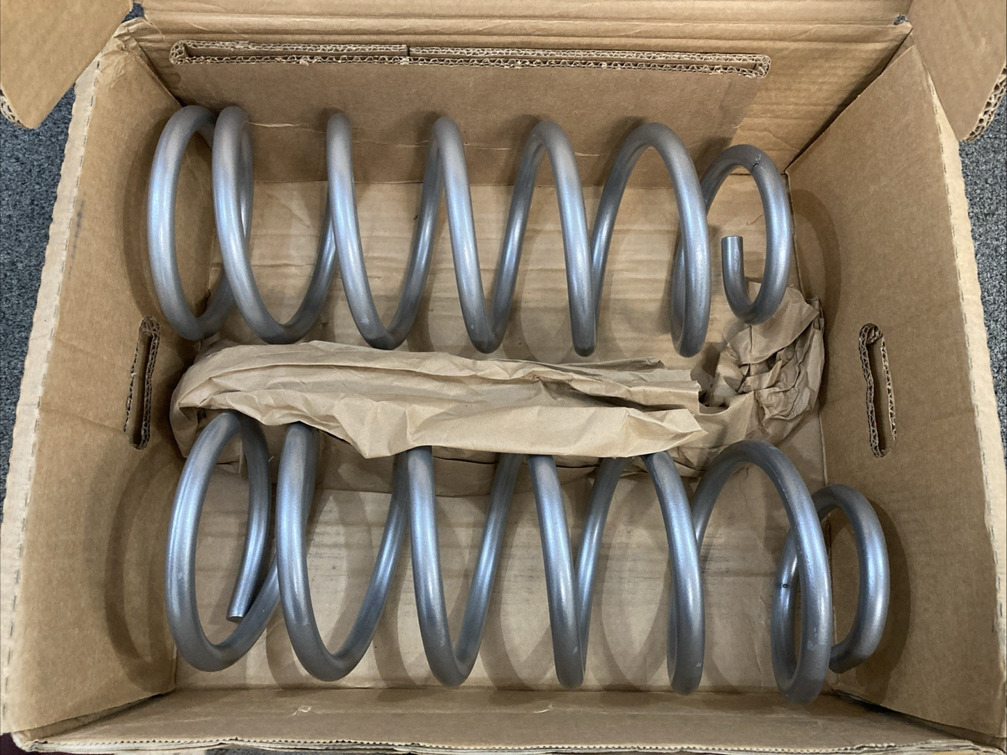 New Genuine Rough Country 9290 Coil Springs, Rear