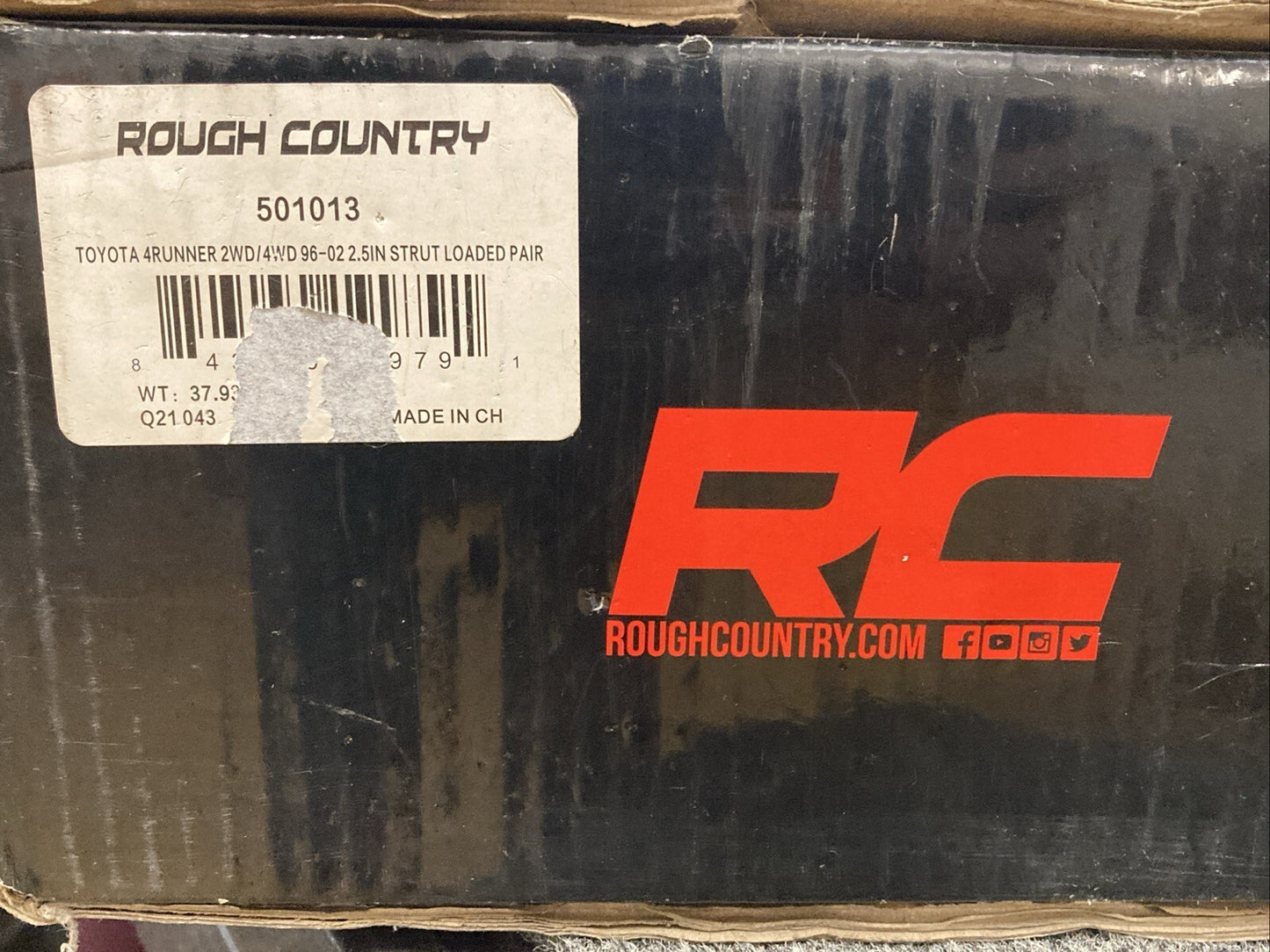 New Genuine Rough Country 501013 Loaded Strut Pair 2.5"